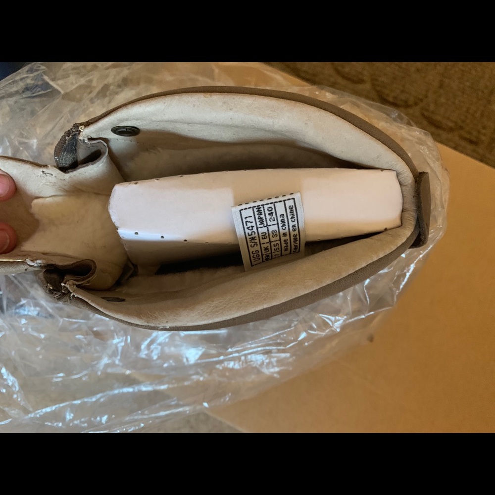 NEW IN BOX Ugg Sequoia Boots/Shoes Taupe Size 7 - Picture 8 of 8